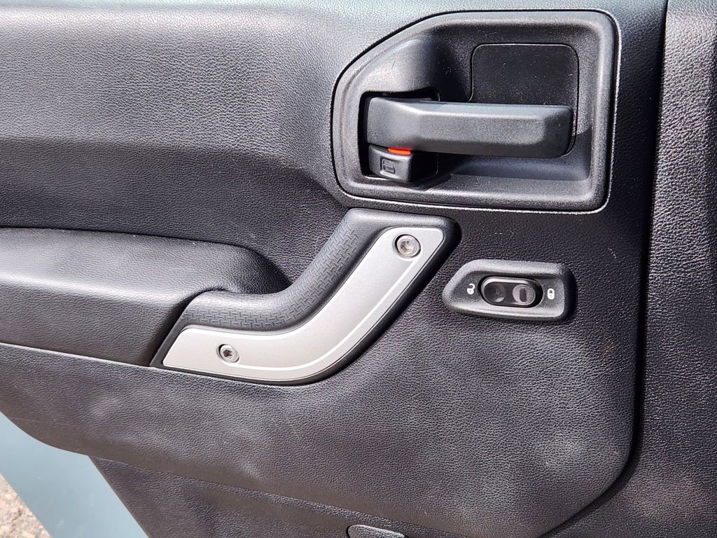 Used 2014 Jeep Wrangler Unlimited Rubicon w/ Connectivity Group image 6