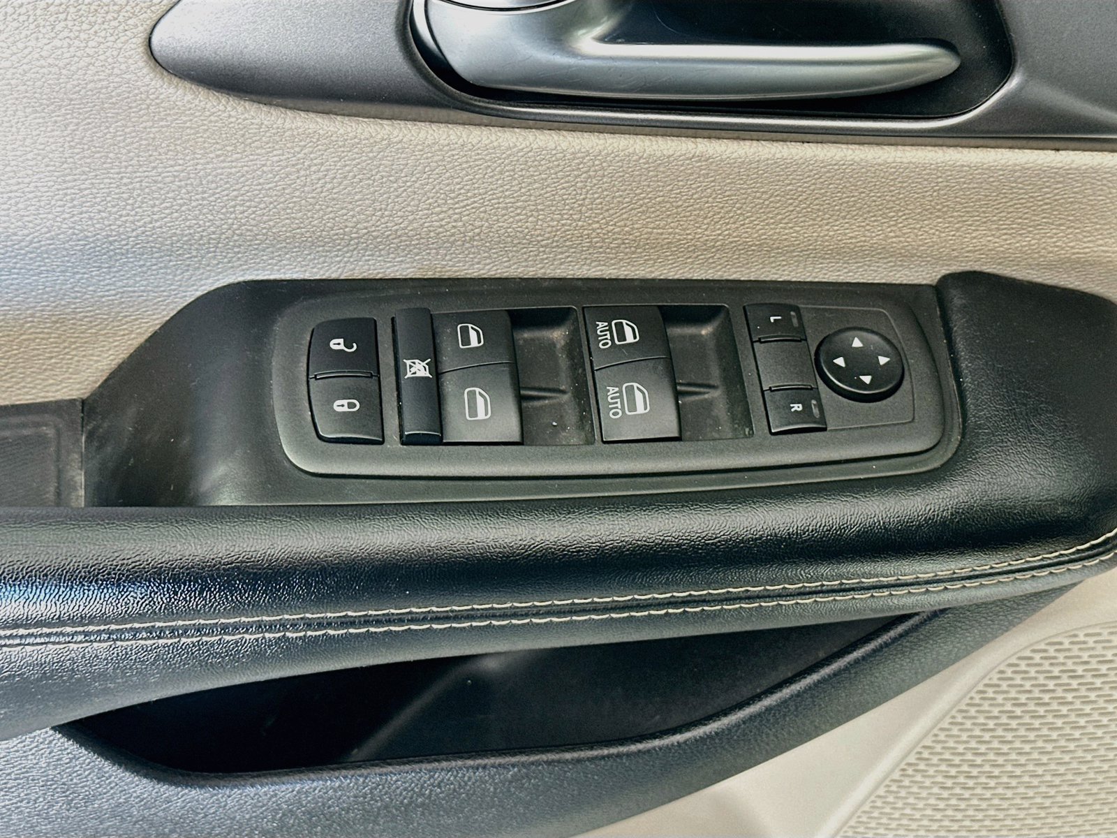 Used 2022 Chrysler Pacifica Touring-L FWD image 15