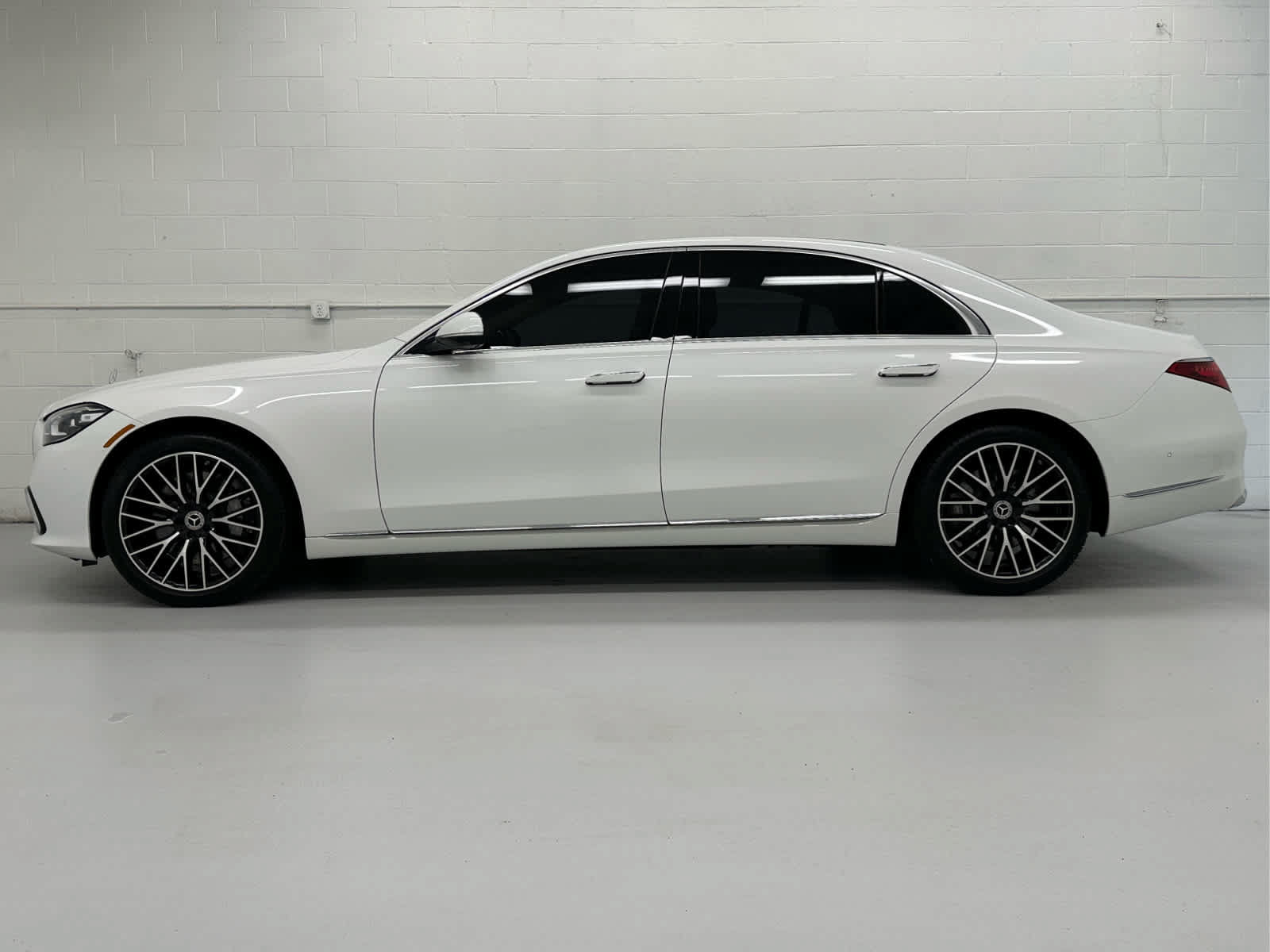 Used 2024 Mercedes-Benz S 580 4MATIC Sedan image 3