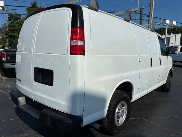 Used 2021 Chevrolet Express 3500 w/ Driver Convenience Package RWD image 7