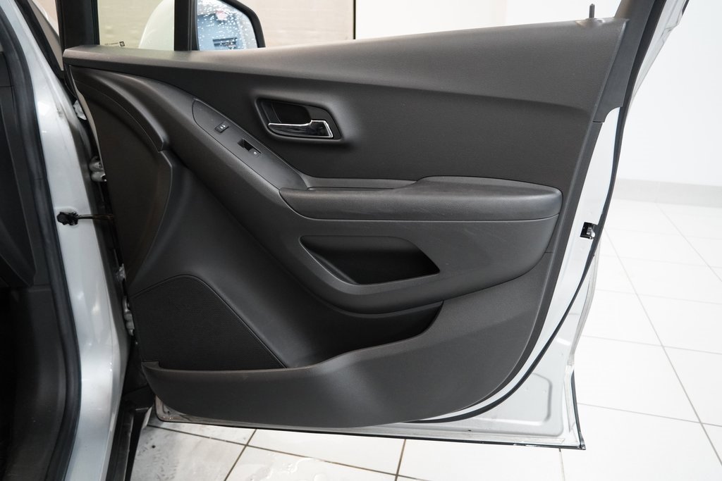 Used 2021 Chevrolet Trax LS image 29