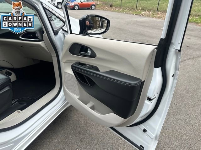 Used 2024 Chrysler Pacifica Touring-L image 11