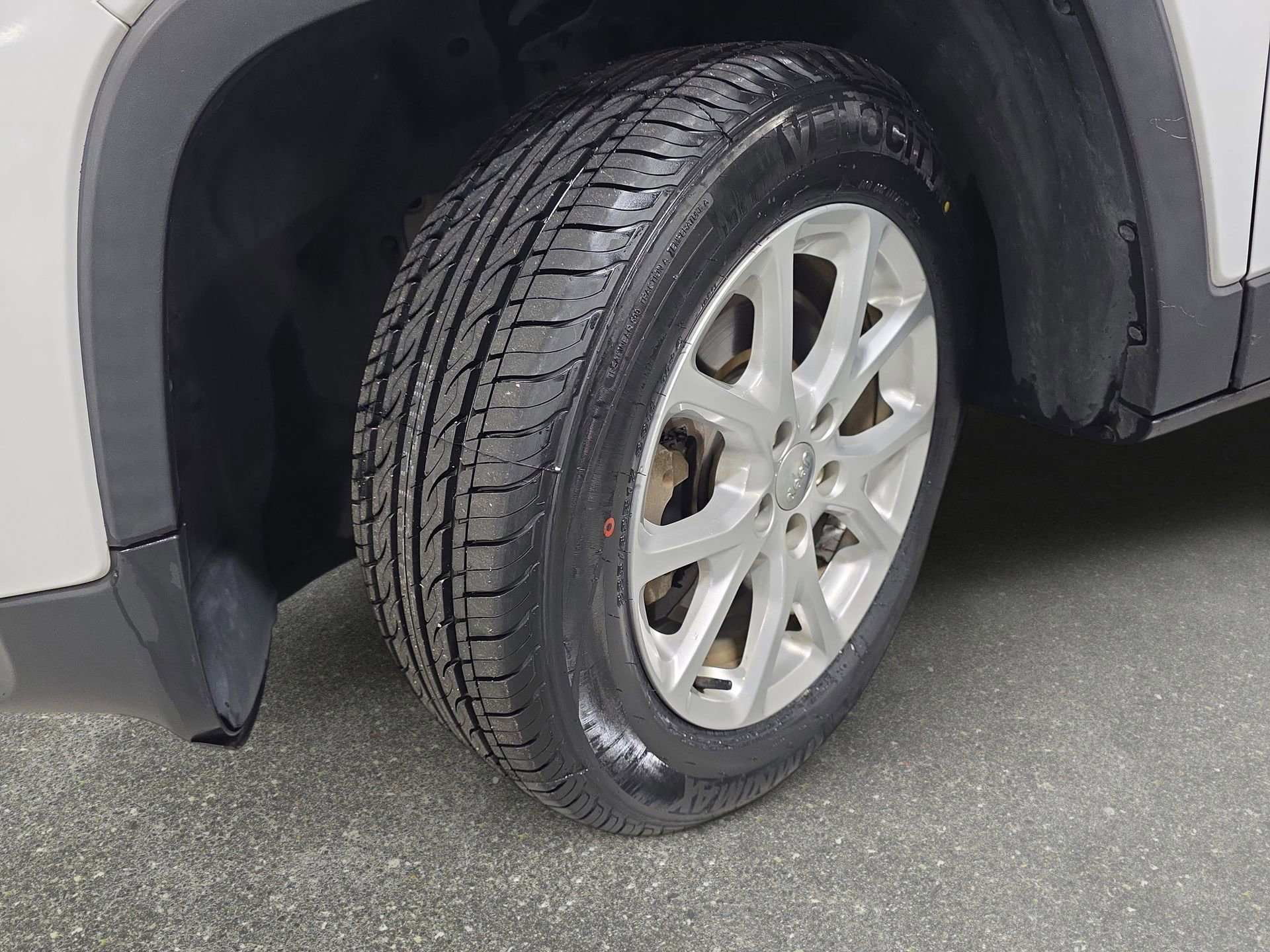 Used 2017 Jeep Cherokee Latitude w/ Cold Weather Group image 29