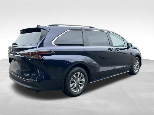 Certified 2023 Toyota Sienna LE FWD image 5