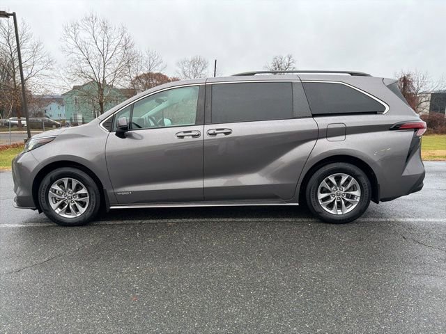 Used 2021 Toyota Sienna LE image 5