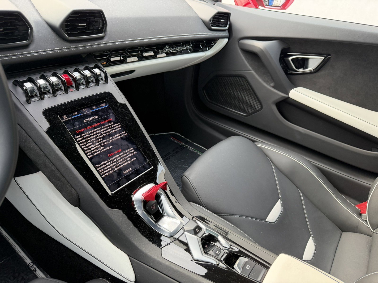 Used 2021 Lamborghini Huracan EVO image 21