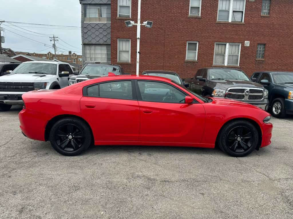 Used 2017 Dodge Charger SXT image 4