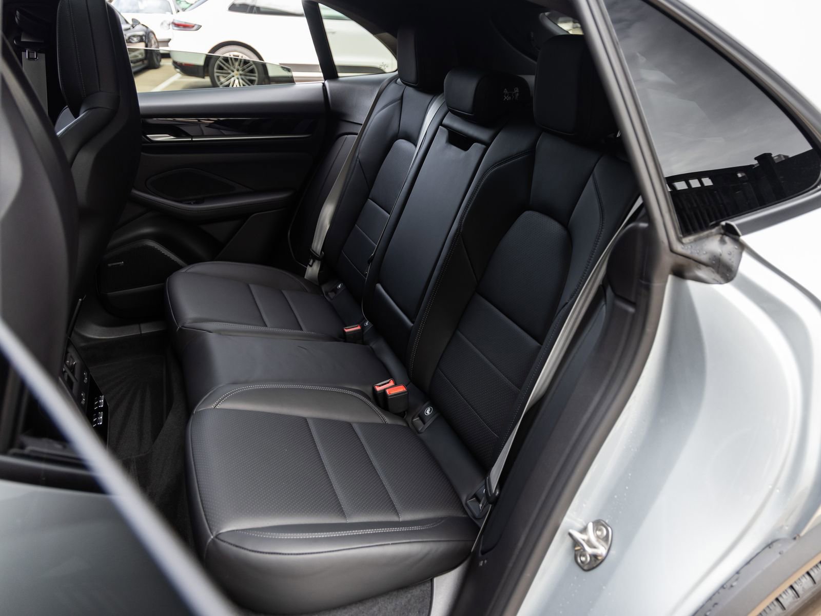 Certified 2025 Porsche Macan Electric image 31