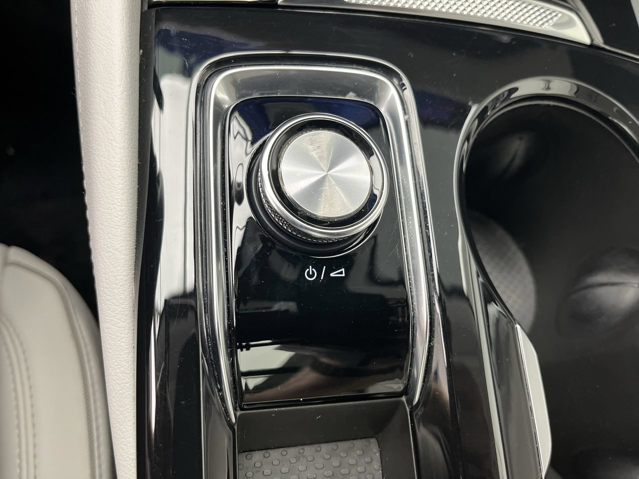Used 2025 Buick Envision Avenir AWD/4WD image 19