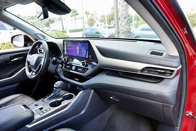 Used 2023 Toyota Highlander Limited FWD image 16