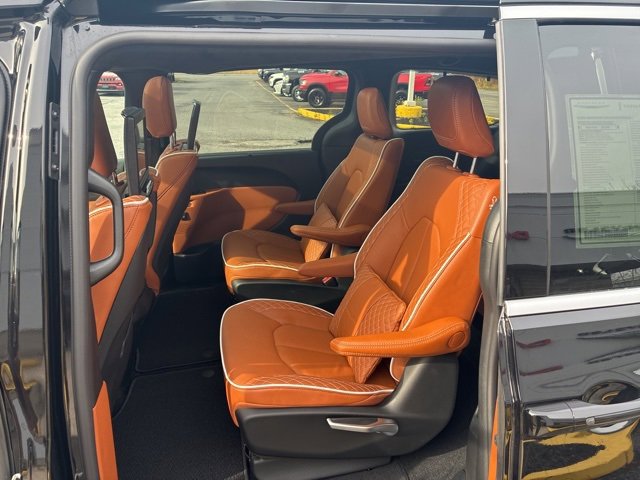 New 2026 Chrysler Pacifica Pinnacle w/ Trailer Tow Group image 22