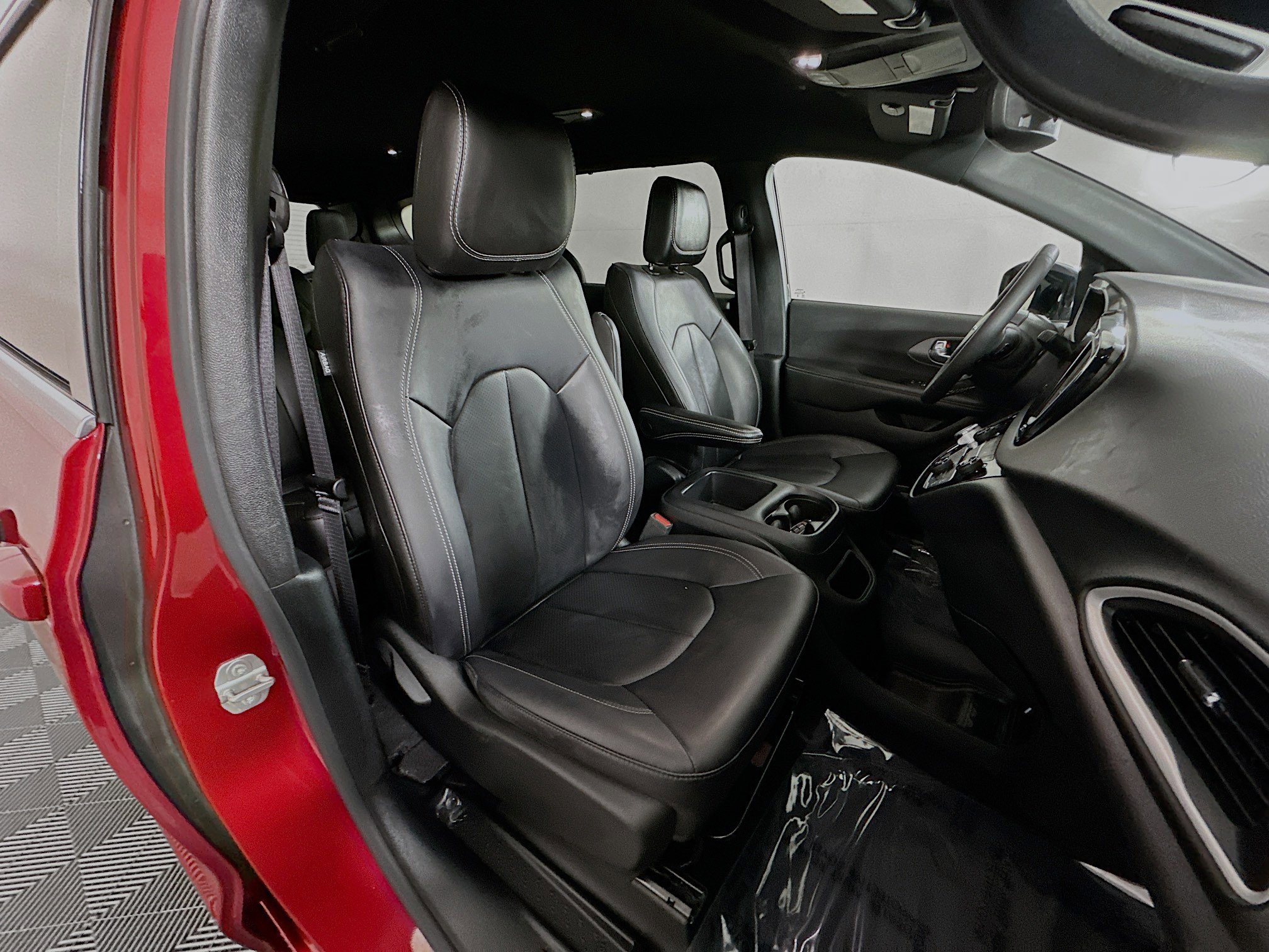 Used 2025 Chrysler Pacifica Select image 28