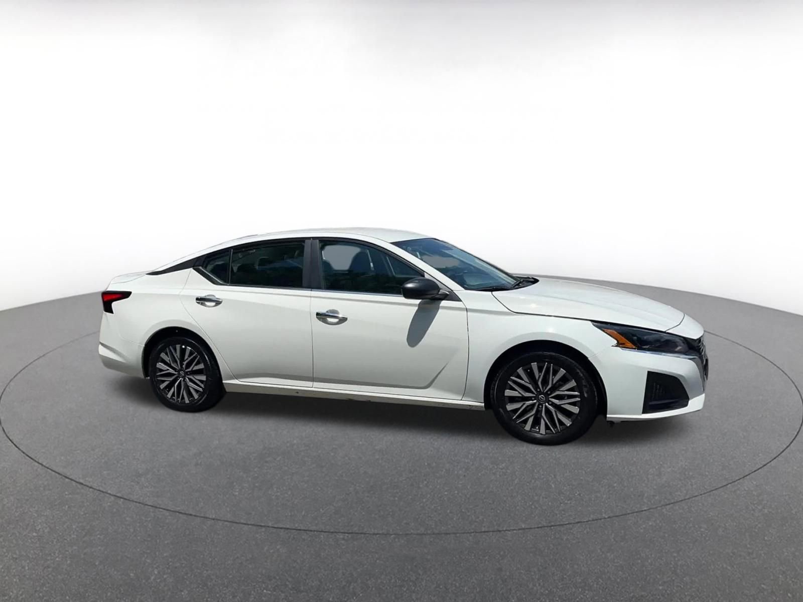 Used 2025 Nissan Altima 2.5 SV FWD image 2