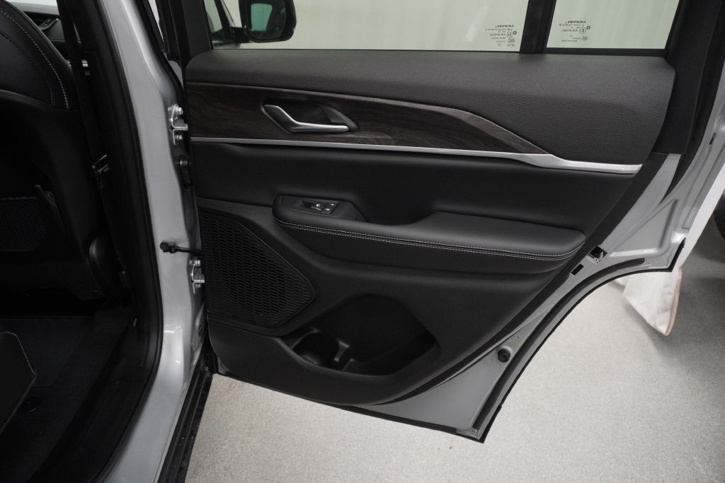 New 2026 Jeep Grand Cherokee Altitude AWD/4WD image 31