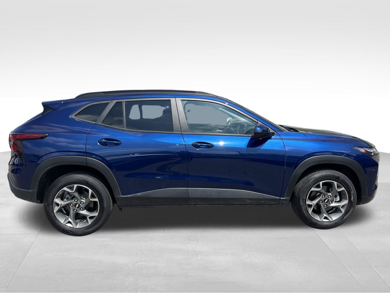 Used 2024 Chevrolet Trax LT w/ Driver Confidence Package FWD image 4