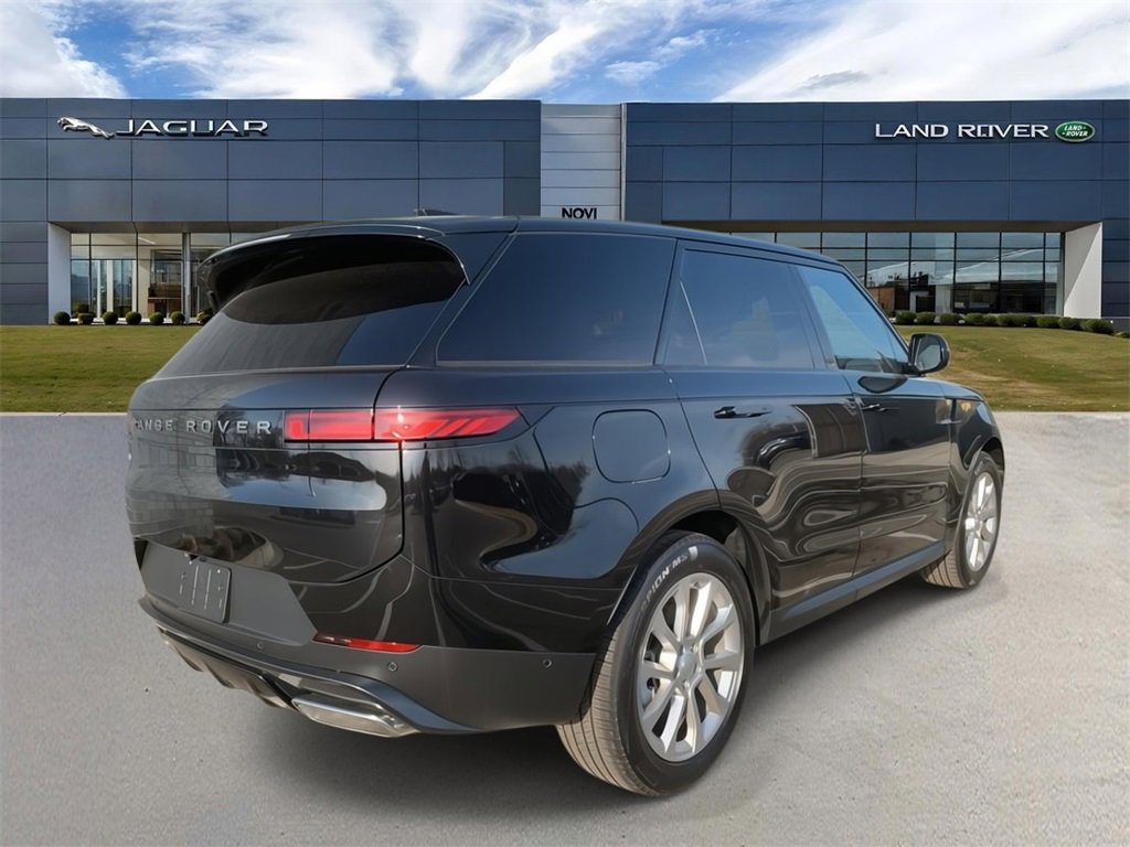 Used 2025 Land Rover Range Rover Sport SE image 3
