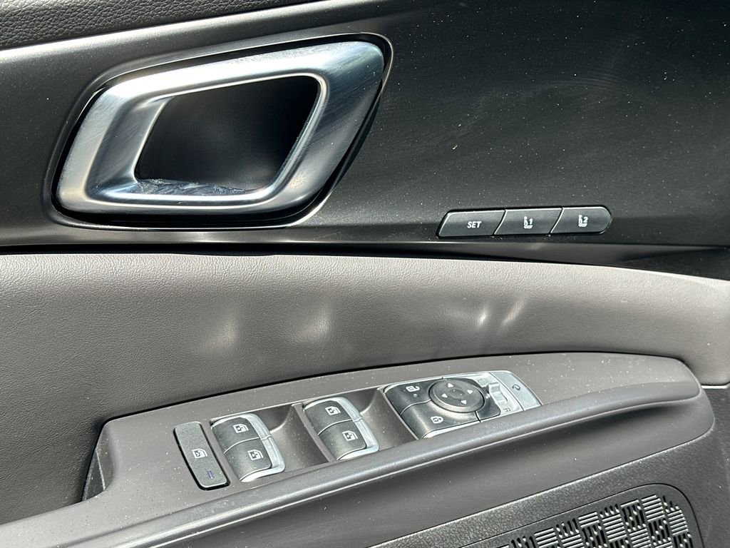 Certified 2025 Kia Carnival SX w/ SX Dark Edition Package FWD image 19