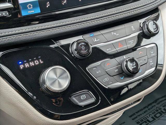 Used 2024 Chrysler Pacifica Select image 12