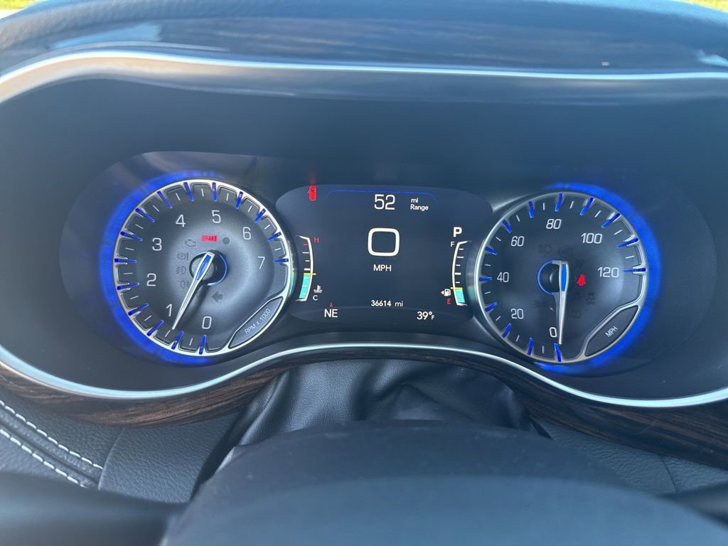 Used 2024 Chrysler Pacifica Limited image 33
