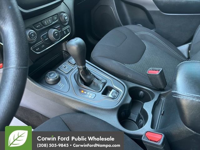 Used 2019 Jeep Cherokee Latitude w/ Popular Appearance Group AWD/4WD image 20