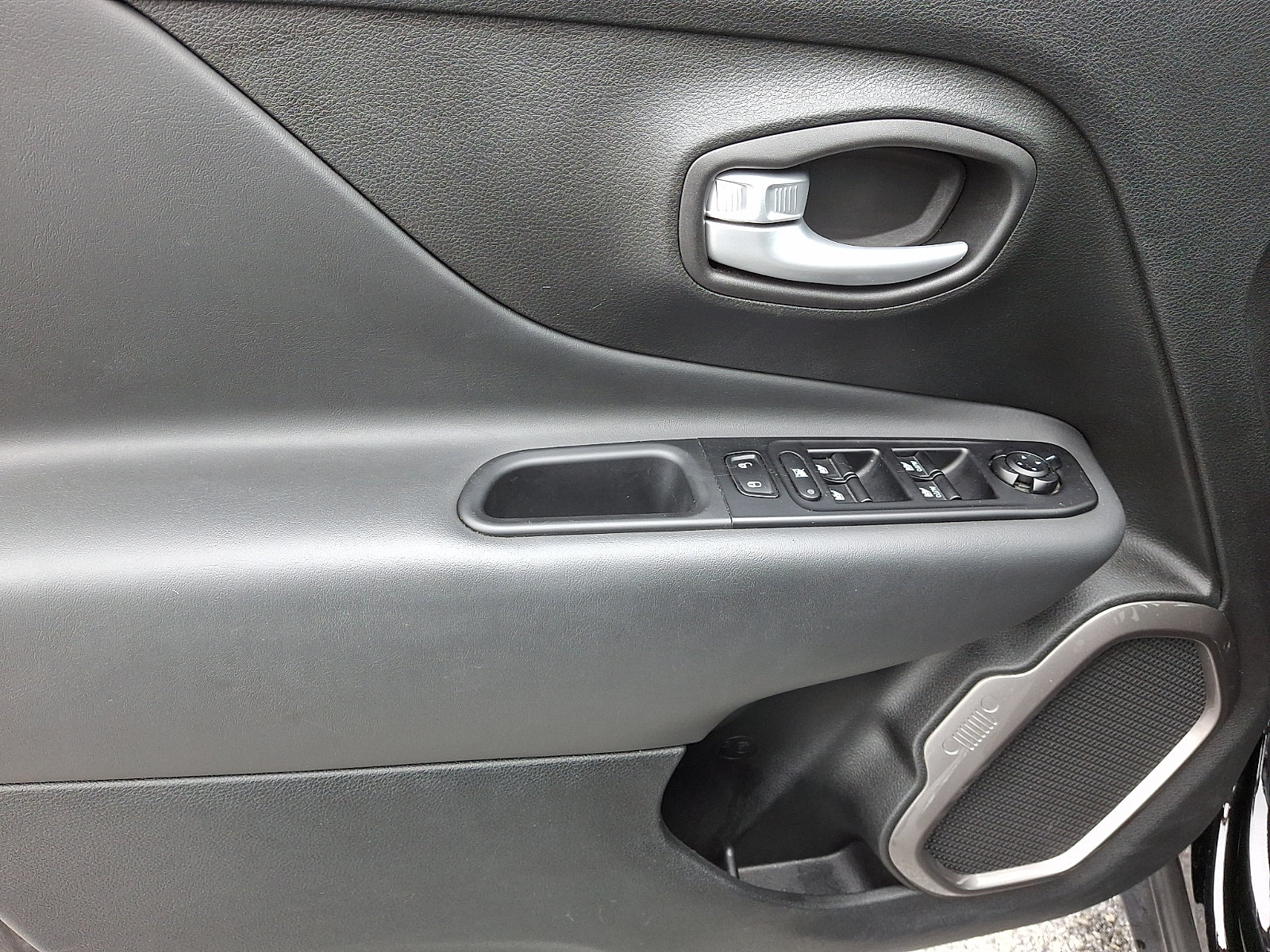 Used 2023 Jeep Renegade Latitude AWD/4WD image 12