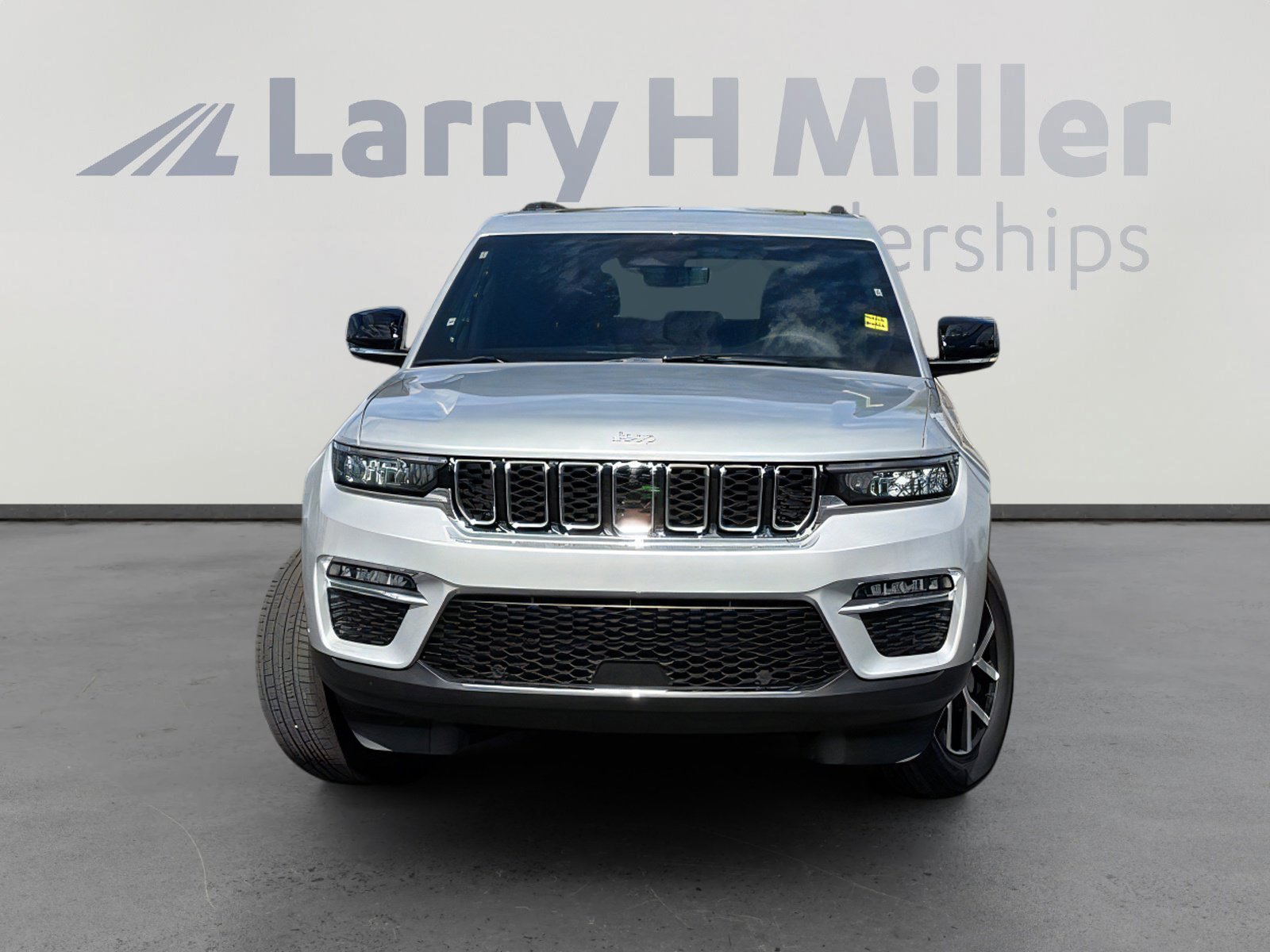 Used 2025 Jeep Grand Cherokee Limited w/ Luxury Tech Group II RWD image 4