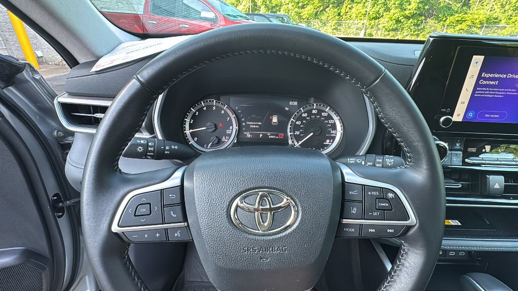Used 2025 Toyota Highlander XLE AWD/4WD image 14