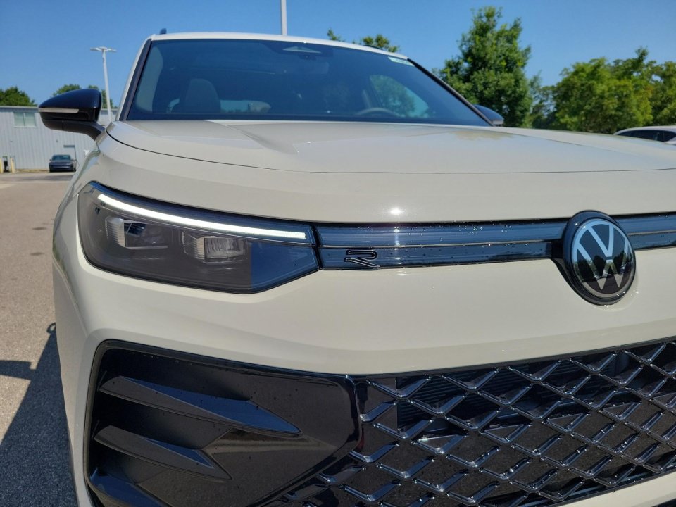 New 2026 Volkswagen Tiguan SE R-Line FWD image 24