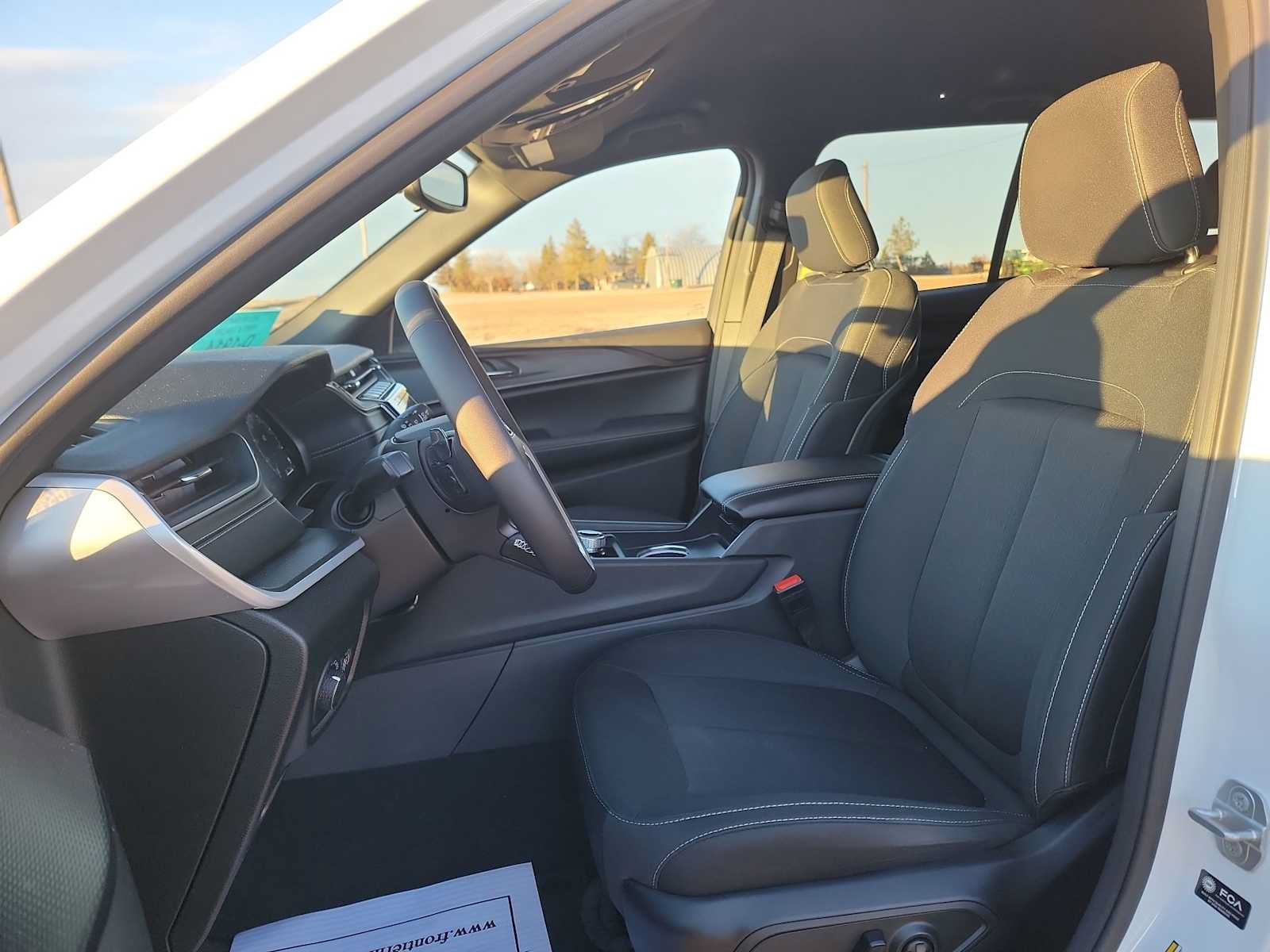 Used 2024 Jeep Grand Cherokee Laredo AWD/4WD image 11