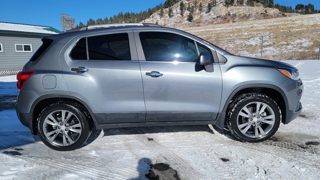 Used 2020 Chevrolet Trax LT w/ Sun & Sound Package image 4