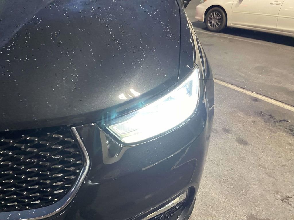 Used 2023 Chrysler Pacifica Touring-L image 13