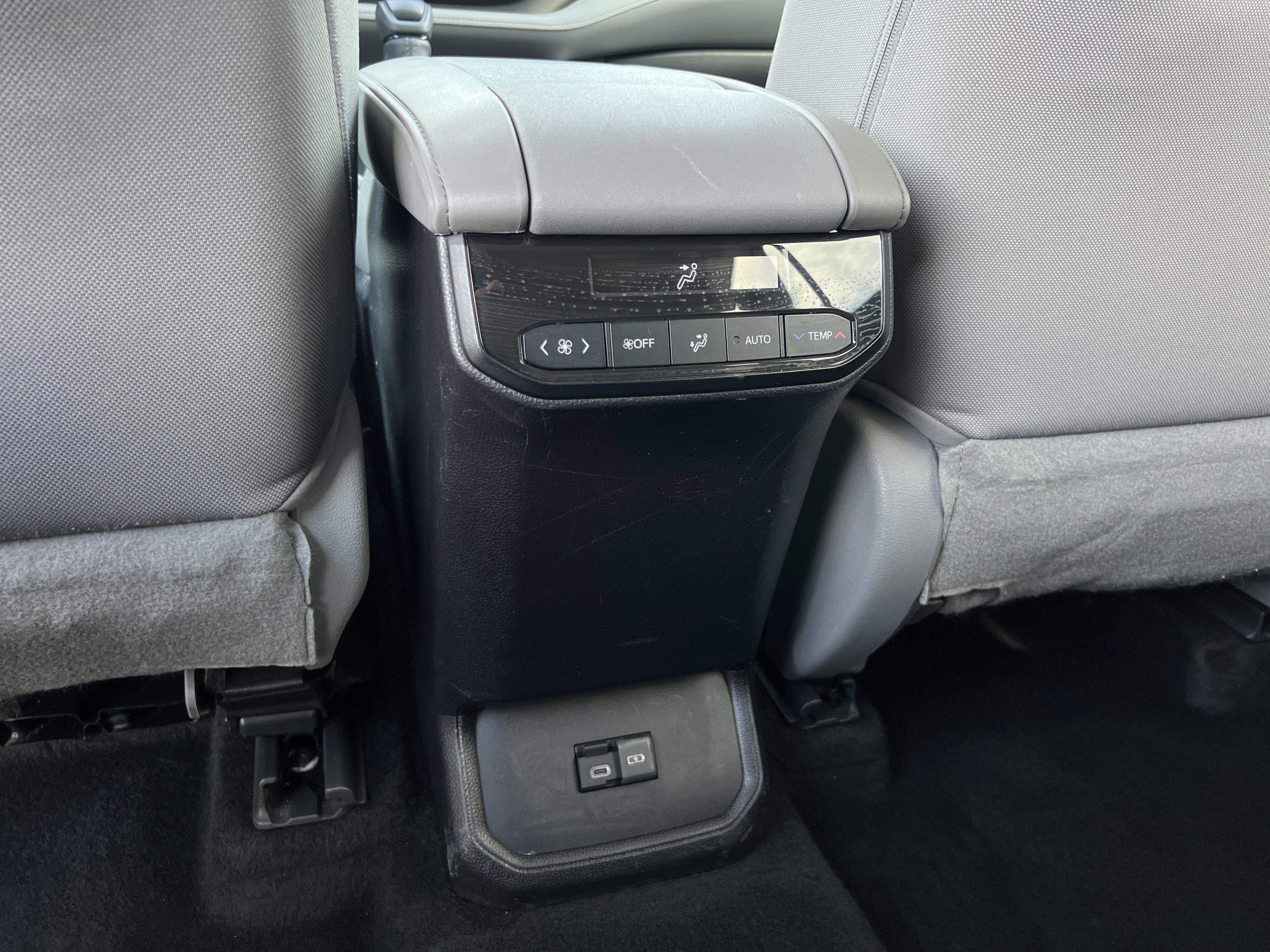 Used 2023 Toyota Highlander L image 32