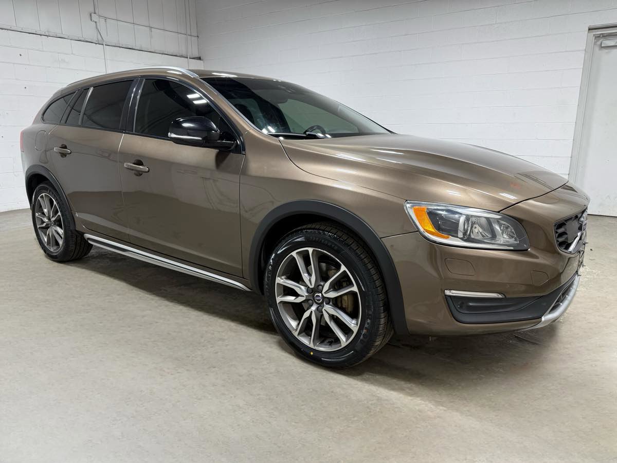 Used 2018 Volvo V60 T5 Cross Country Platinum AWD/4WD image 3