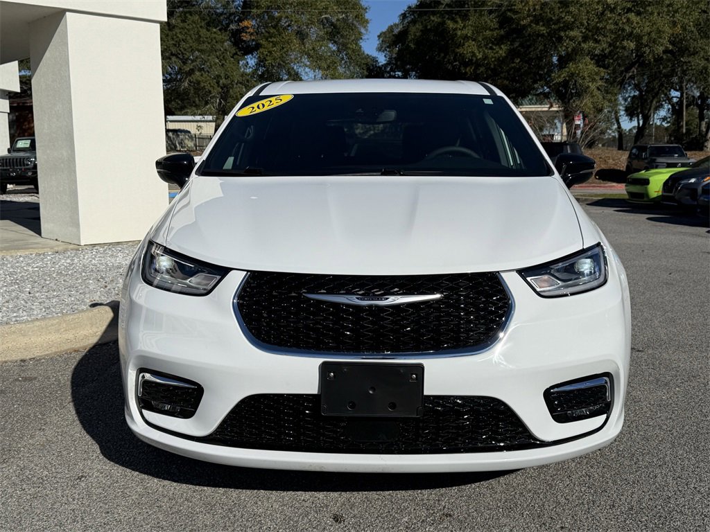 Used 2025 Chrysler Pacifica Select image 10