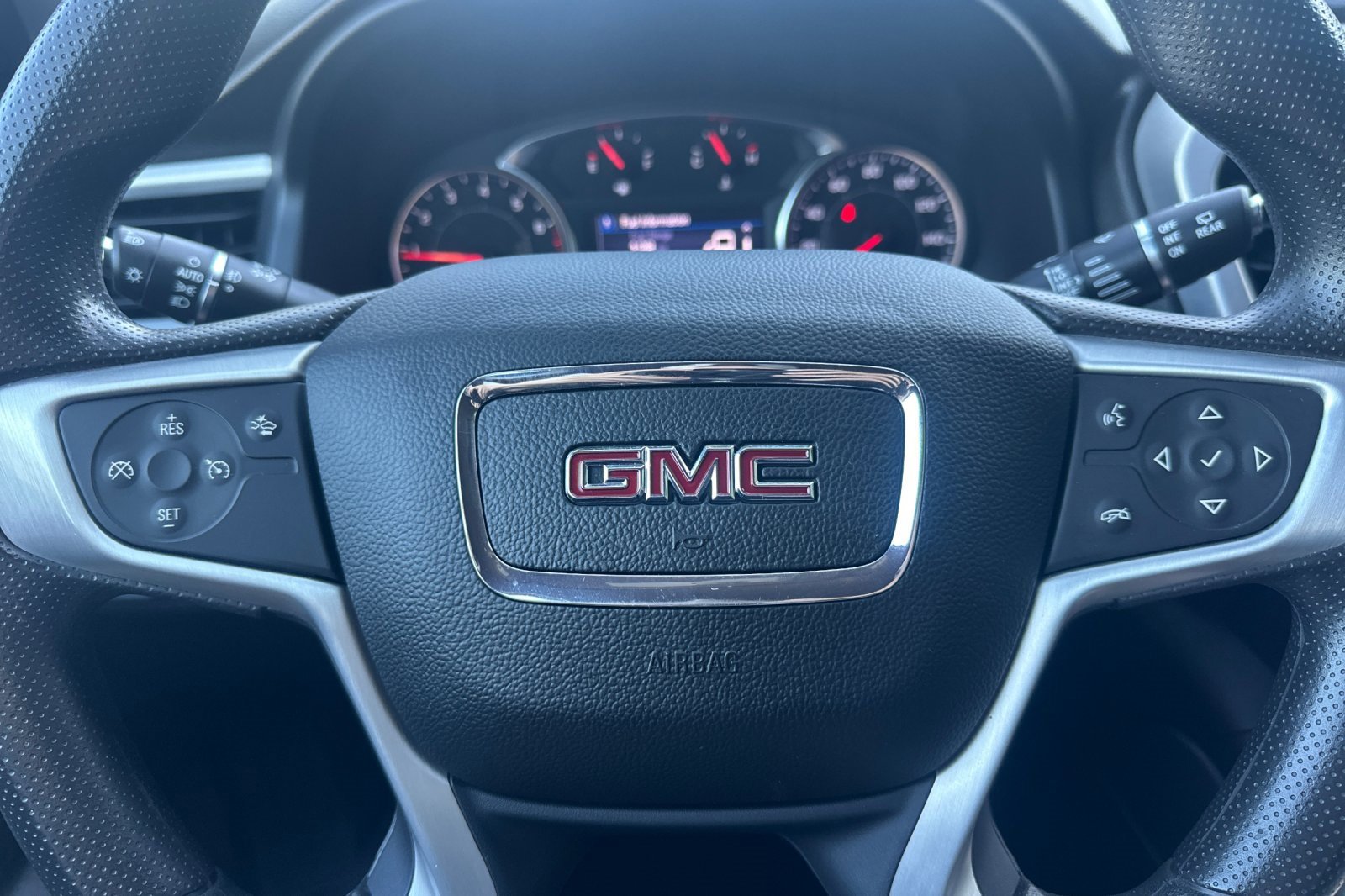 Used 2023 GMC Acadia SLE image 24