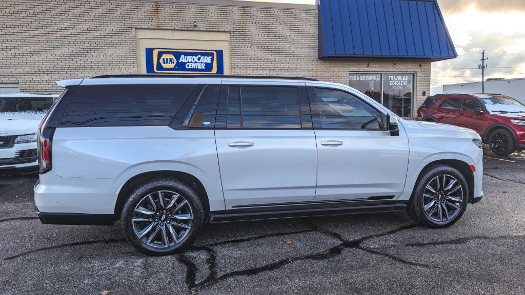 Used 2022 Cadillac Escalade ESV Sport Platinum w/ Heavy-Duty Trailer Package image 15