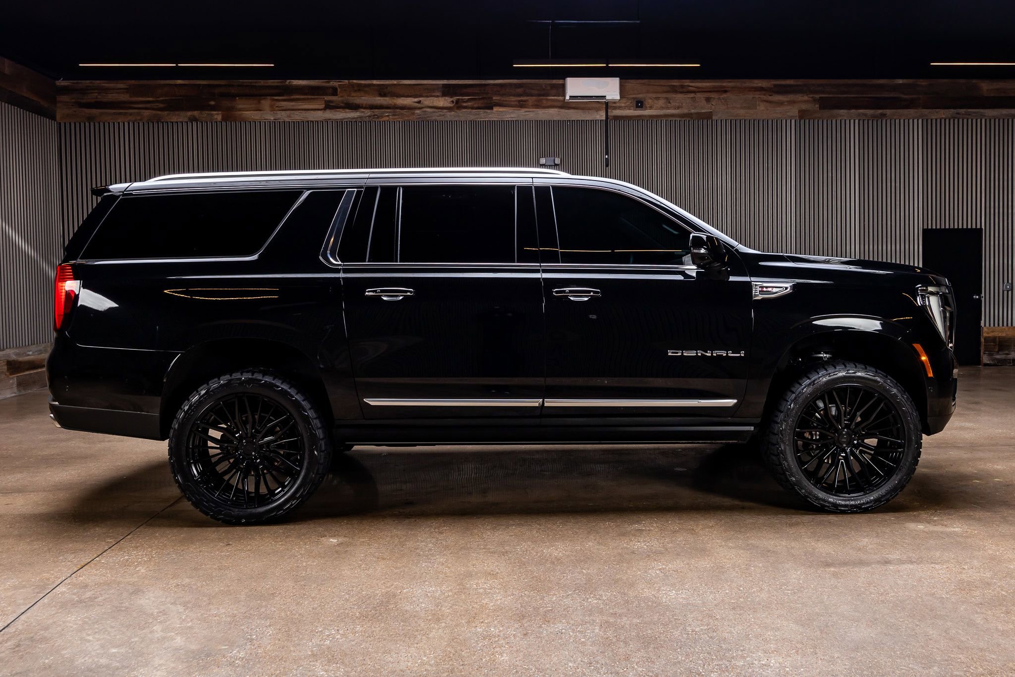 Used 2026 GMC Yukon XL Denali w/ Sun & Power Step Package AWD/4WD image 11