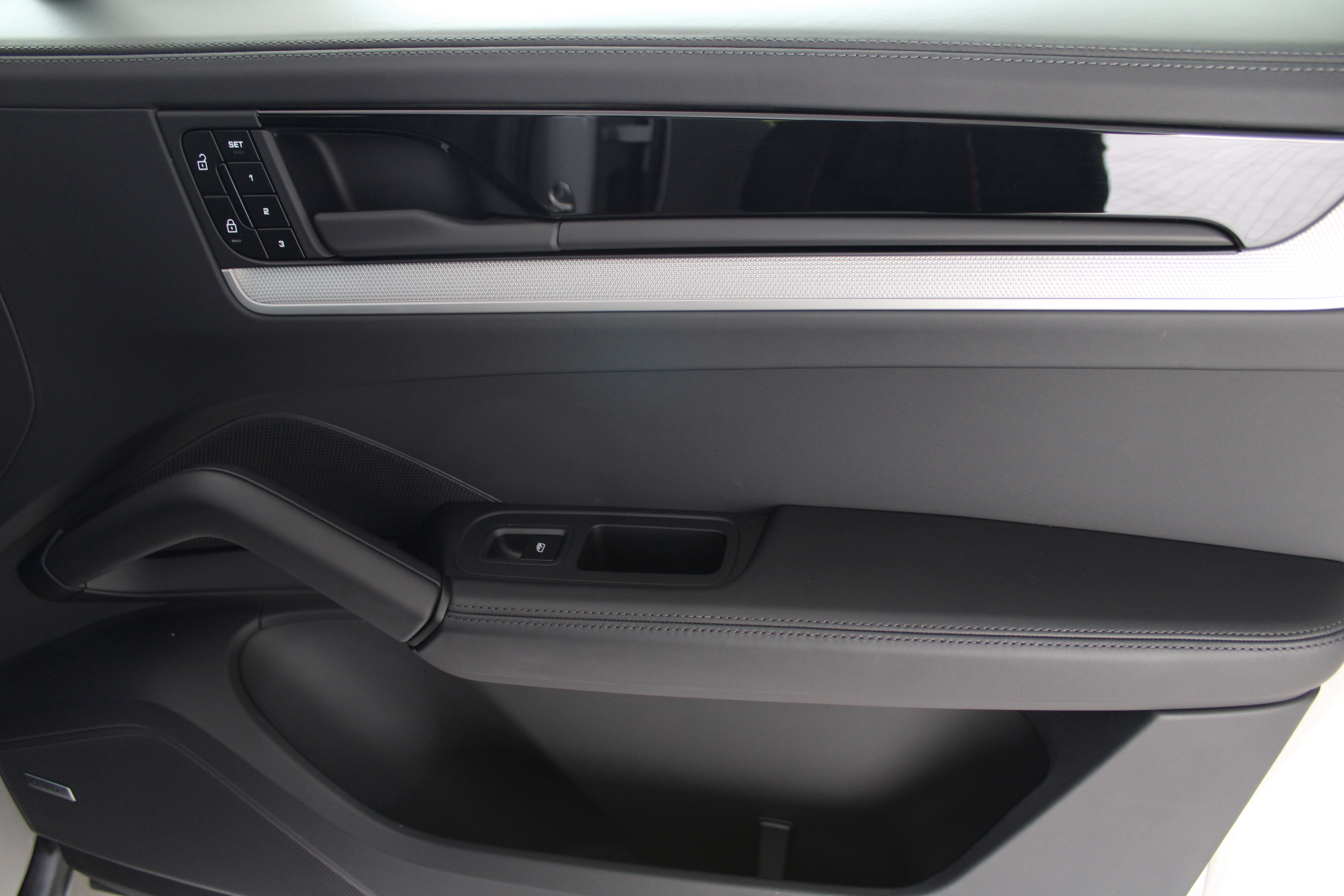 Certified 2025 Porsche Cayenne image 33