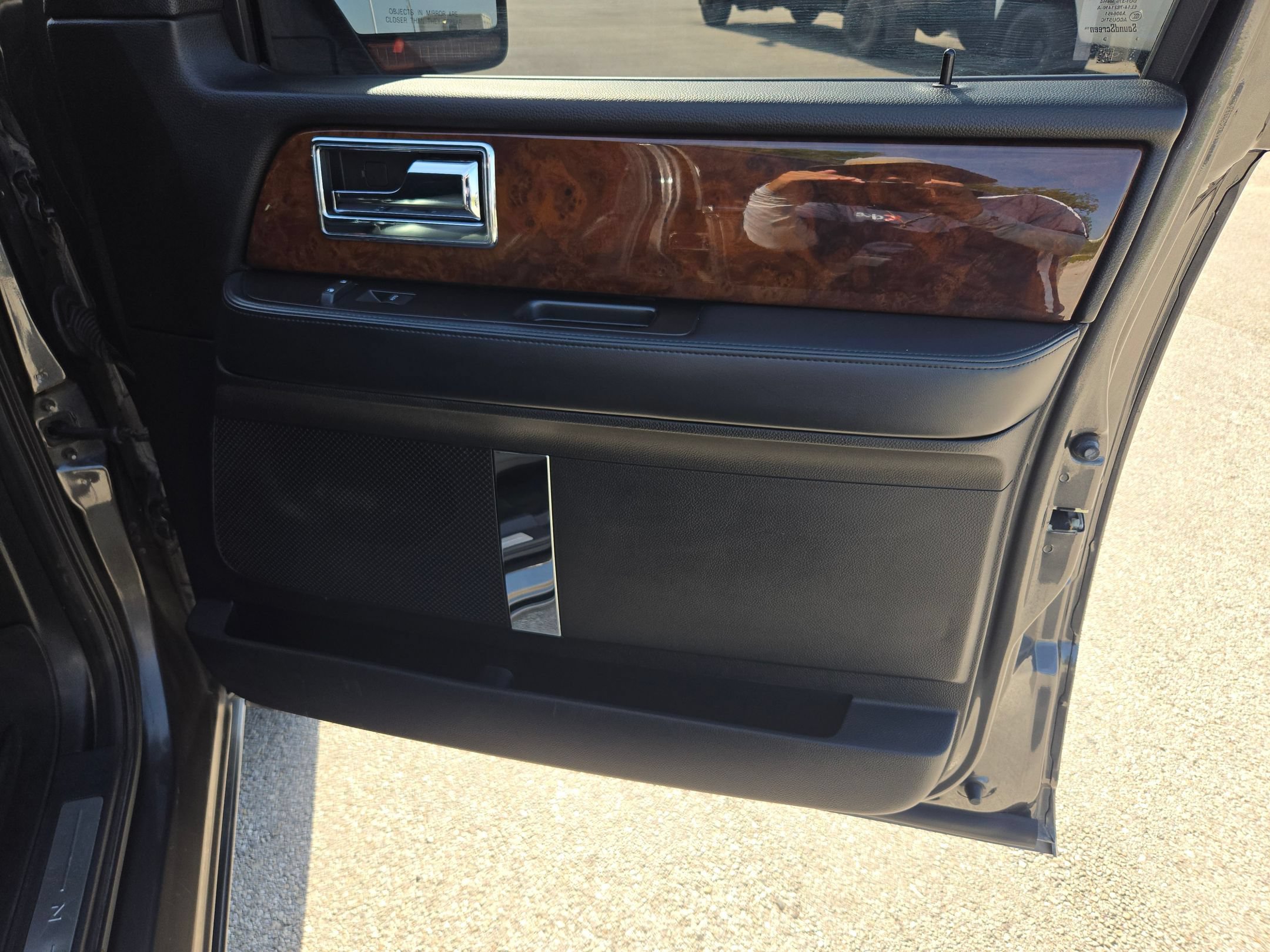Used 2016 Lincoln Navigator Select RWD image 29