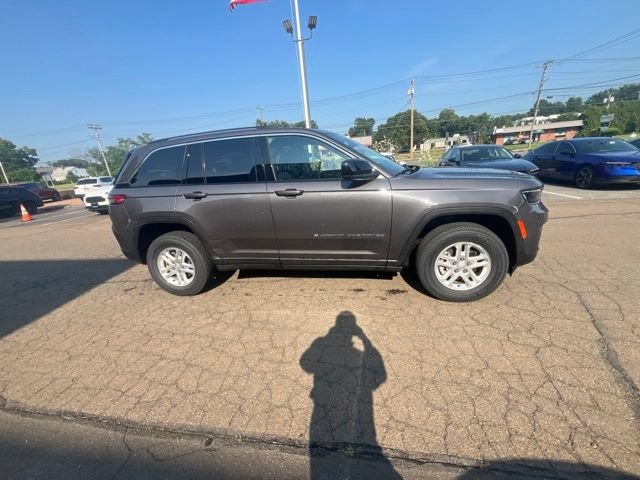 Used 2023 Jeep Grand Cherokee Laredo AWD/4WD image 21