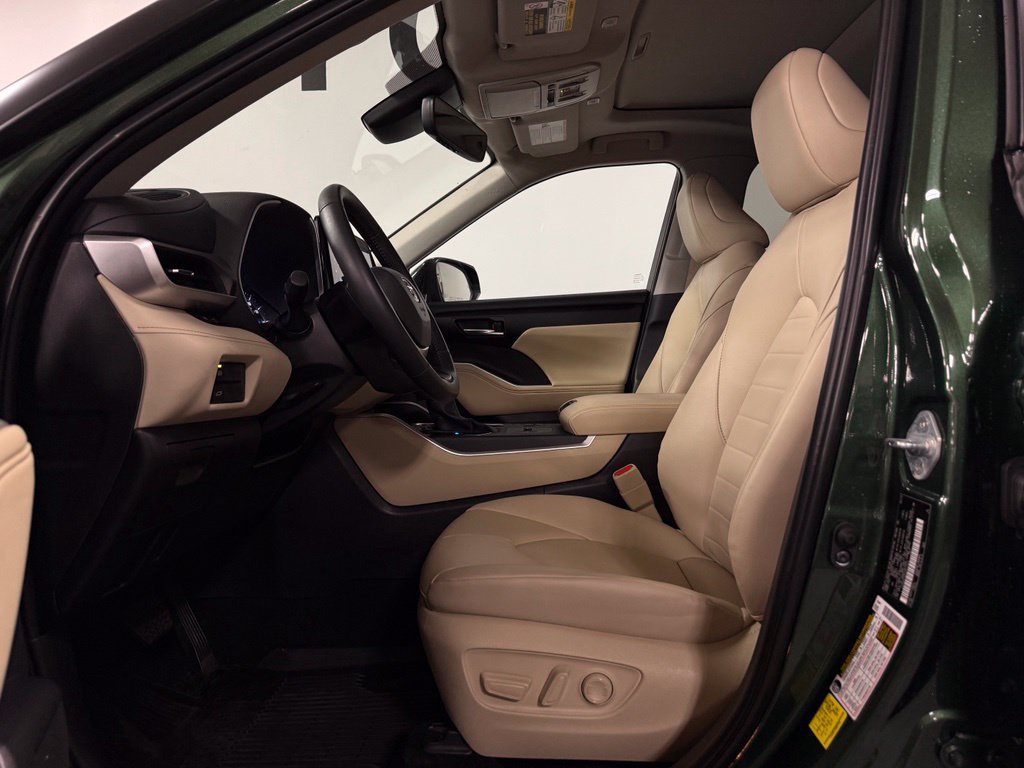 Used 2025 Toyota Highlander XLE AWD/4WD image 9