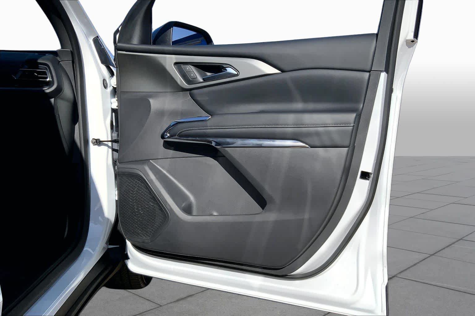 Used 2025 Chevrolet Traverse LT FWD image 23