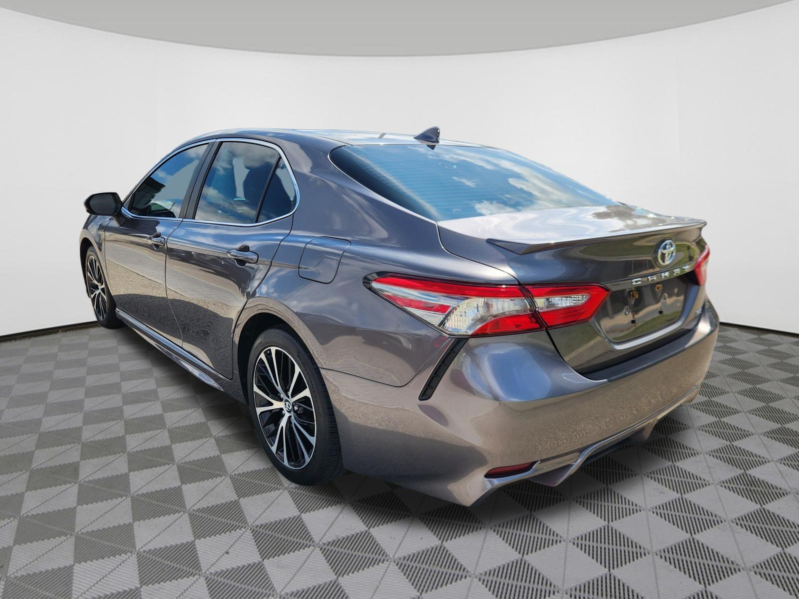 Used 2019 Toyota Camry SE FWD image 3