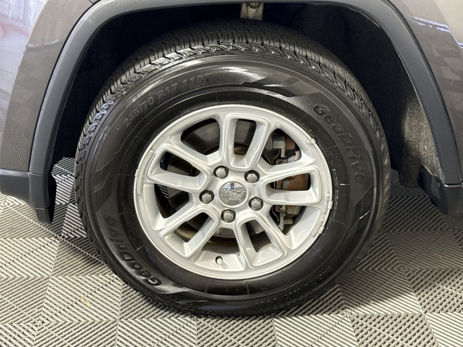 Used 2019 Jeep Grand Cherokee Laredo AWD/4WD image 12