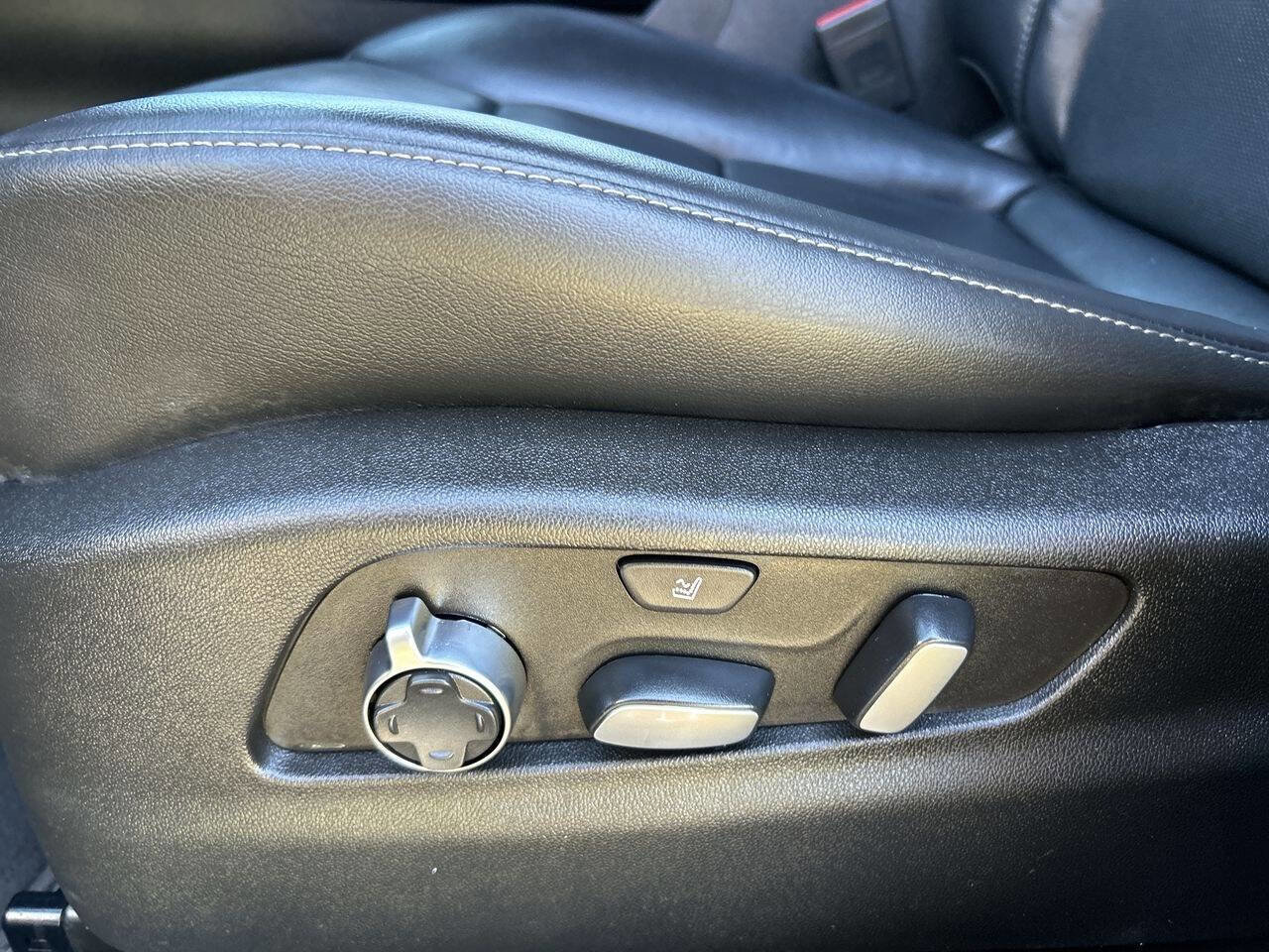 Used 2022 Cadillac XT4 Premium Luxury w/ LPO, Radiant Package image 12