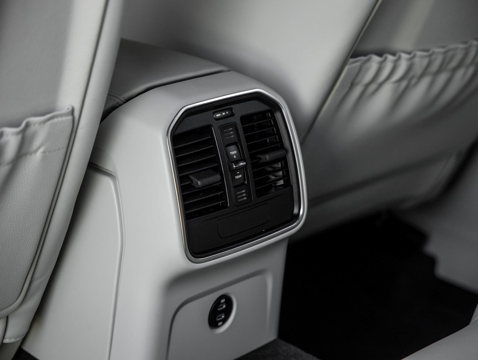 Certified 2025 Porsche Macan GTS AWD/4WD image 35