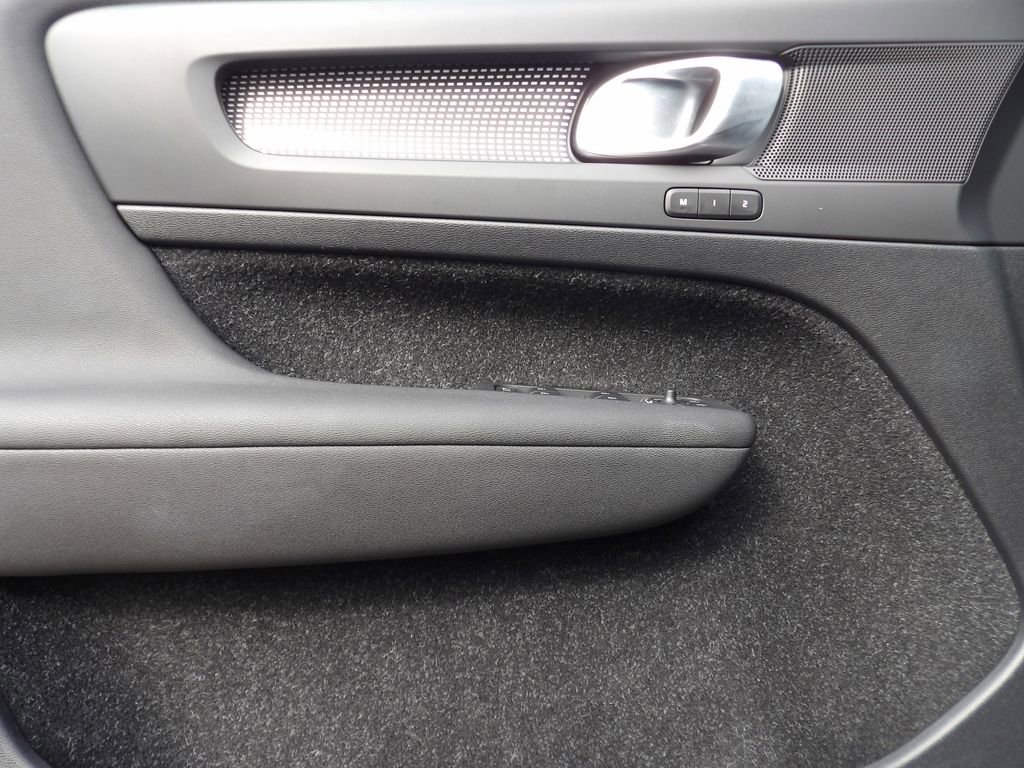 Used 2021 Volvo XC40 T5 R-Design w/ Climate Package image 8