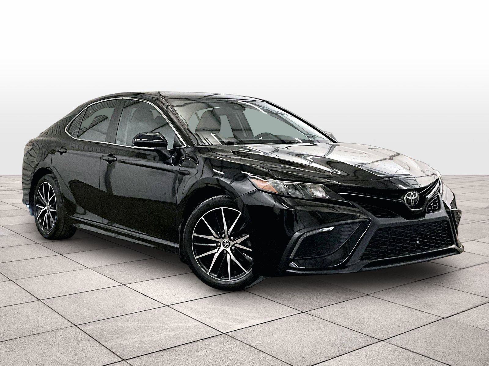 Used 2023 Toyota Camry SE image 2