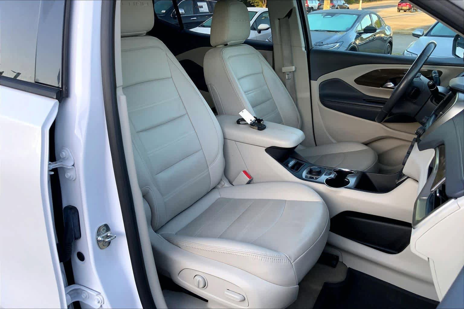 Used 2022 GMC Terrain Denali w/ Denali Premium Package AWD/4WD image 9