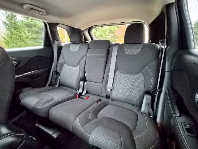 Used 2015 Jeep Cherokee Latitude w/ Comfort/Convenience Group AWD/4WD image 30